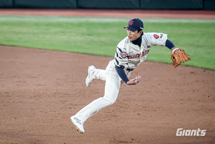 롯데 전민재가 10일 부산 사직구장에서 열린 2025 KBO리그 정규시즌 KIA전에서 수비하고 있다. 사진 | 롯데 자이언츠
