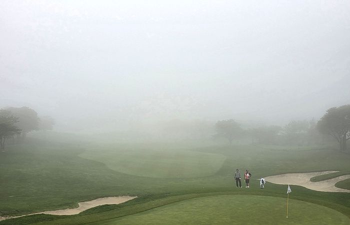 제주 서귀포 핀크스GC에 16일 짙은 안개가 뒤덮어 KPGA투어 SK텔레콤 오픈 2025 1라운드가 중단되고 있다. 사진 | KPGA