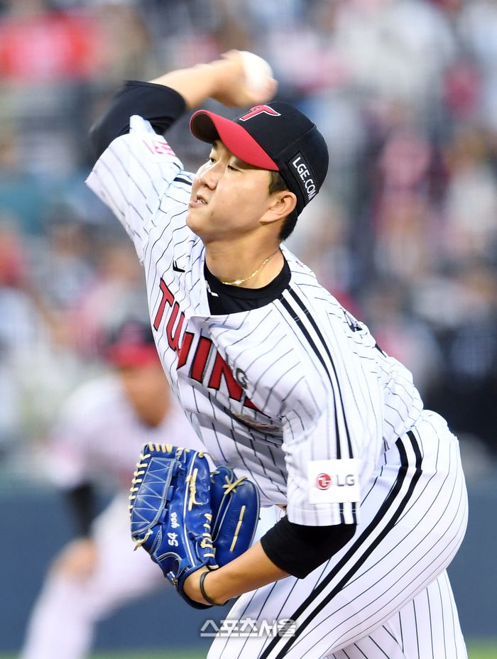 LG 유영찬이 역투를 펼치고 있다. 잠실 | 박진업 기자 upandup@sportsseoul.com