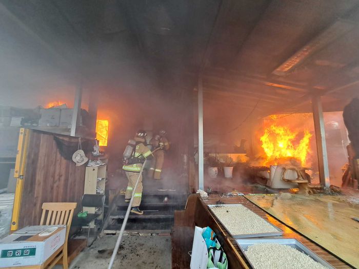 홍천소방서 대원들이 16일 홍천군 화촌면 소재 주택에서 발생한 화재에 신속하게 대응해 조기 진화를 하고 있다.  사진|홍천소방서