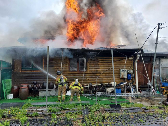 홍천소방서 대원들이 16일 홍천군 화촌면 소재 주택에서 발생한 화재에 신속하게 대응해 조기 진화를 하고 있다.  사진|홍천소방서