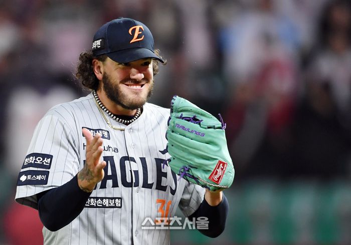 한화 선발투수 폰세가 인천 SSG랜더스필드에서 열린 2025 KBO리그 SSG와 경기 6회말 2사 SSG 박성한을 삼진으로 잡아내며 이닝을 마치면서 기뻐하고 있다. 문학 | 박진업 기자 upandup@sportsseoul.com