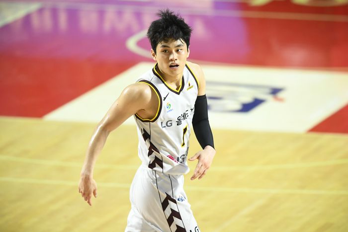 LG 유기상이 17일 잠실학생체육관에서 열린 2024~2025 KCC 프로농구 챔피언결정전 7차전 SK전에서 득점 후 백코트 하고 있다. 사진 | KBL