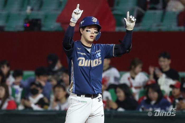 박건우가 문학 SSG전 3회초 적시타를 터뜨리고 세리머니를 하고 있다. 사진 | NC 다이노스