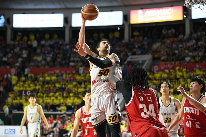 LG 마레이가 17일 잠실학생체육관에서 열린 2024~2025 KCC 프로농구 챔피언결정전 7차전 SK전에서 슛을 시도 하고 있다. 사진 | KBL