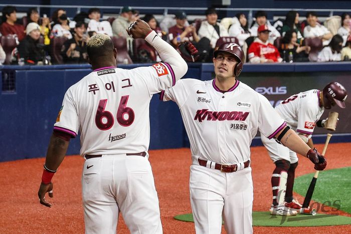 푸이그는 타율 0.324, OPS(출루율+장타율) 0.939를, 카디네스는 타율 0.379, OPS 1.183으로 활약 중이다. 사진 | 키움 히어로즈