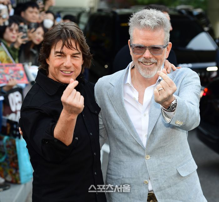 톰 크루즈와 크리스토퍼 맥쿼리 감독이 팬들에게 하트 사인을 보내고 있다. 이주상기자 rainbow@sportsseoul.com