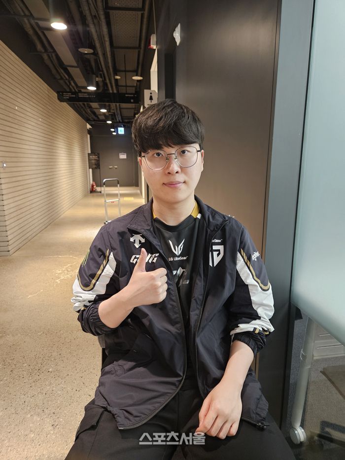 ‘기인’ 김기인이 18일 서울 종로구 롤 파크에서 열린 2025 LCK 정규시즌 2라운드 T1전 승리 후 인터뷰에 임하고 있다. 종로 | 강윤식 기자 skywalker@sportsseoul.com
