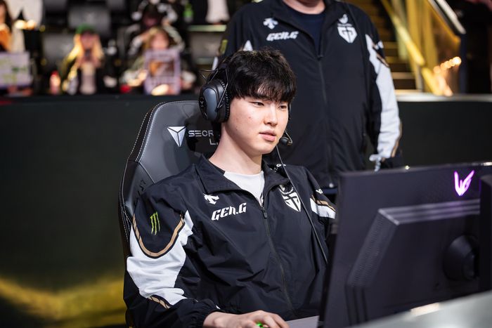 ‘쵸비’ 정지훈이 16일 서울 종로구 롤 파크에서 열린 2025 LCK 정규시즌 DN프릭스전에 앞서 경기를 준비 중이다. 사진 | 라이엇 게임즈