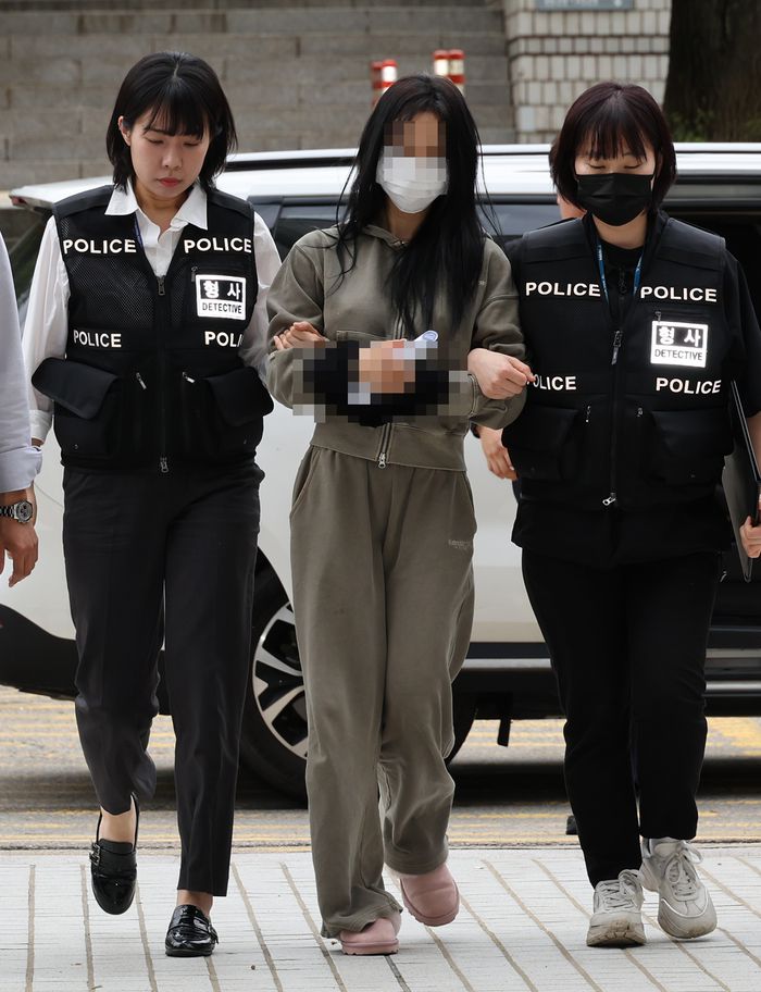 양 모씨가 17일 영장실질심사를 받기 위해 서울중앙지법에 들어서고 있다. 2025.5.17 연합뉴스