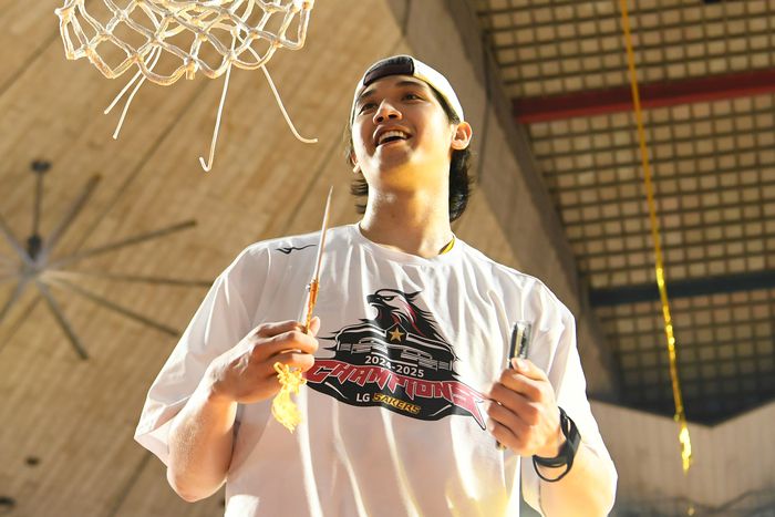 창원 LG 칼 타마요가 17일 잠실학생체육관에서 열린 2024~2025 KCC 프로농구 챔피언결정전 7차전 SK전 승리로 우승을 차지한 후 그물 커팅을 하고 있다. 사진 | KBL