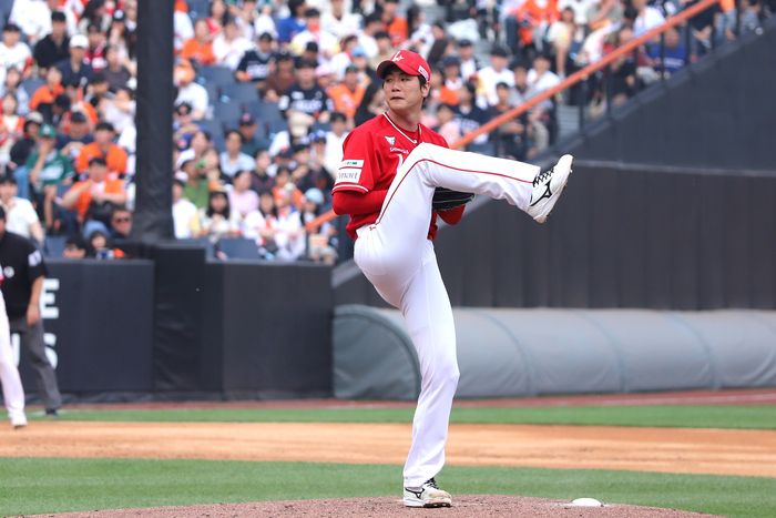 SSG 김광현이 17일 대전 한화생명 볼파크에서 열린 2025 KBO리그 정규시즌 한화와 더블헤더 1차전서 공을 던지고 있다. 사진 | SSG 랜더스