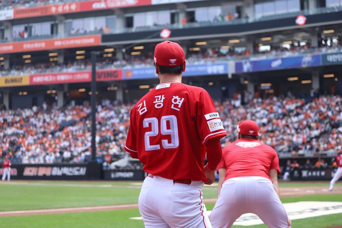 SSG 김광현이 17일 대전 한화생명 볼파크에서 열린 2025 KBO리그 정규시즌 한화와 더블헤더 1차전을 앞두고 그라운드를 바라보고 있다. 사진 | SSG 랜더스