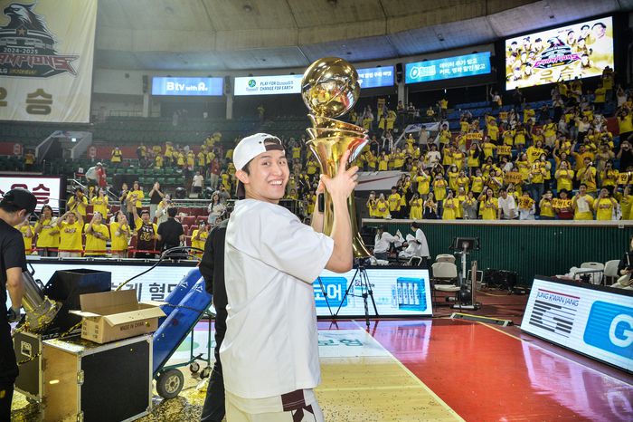 창원 LG 양준석이 17일 잠실학생체육관에서 열린 2024~2025 KCC 프로농구 챔피언결정전 7차전 SK전 승리로 우승을 차지한 후 트로피를 들고 환하게 웃고 있다. 사진 | KBL