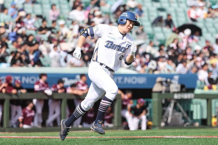 박민우가 18일 울산 문수구장에서 열린 키움과의 경기에서 6회말 3루타를 치고 그라운드를 뛰고 있다. 사진 | NC 다이노스