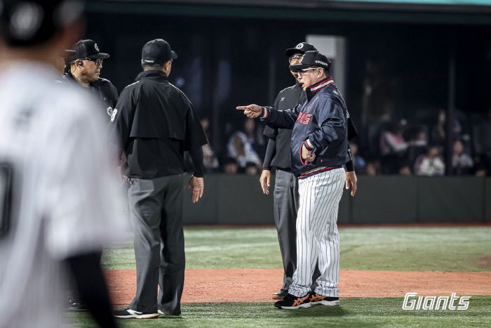 롯데 김태형 감독이 그라운드에 나서, 심판진에게 항의하고 있다. 사진 | 롯데 자이언츠