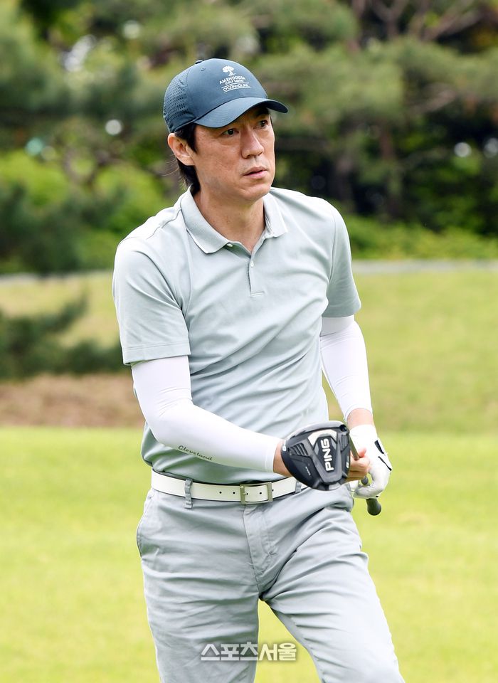 축구대표팀의 홍명보 감독이 19일 경기도 용인 코리아CC에서 열린 ‘2025 축구인 골프대회’에서 멋지게 티샷을 확인하고 있다.‘축구인 골프대회’는 대한축구협회, 한국프로축구연맹, 울산 HD, 포항스틸러스가 주최하고 스포츠서울, 스포츠조선, 일간스포츠, 스포츠경향, 스포츠동아, 세계비즈앤스포츠월드 등 스포츠전문 미디어 6개사가 후원한다. 2025. 5. 19. 용인 | 박진업 기자 upandup@sportsseoul.com