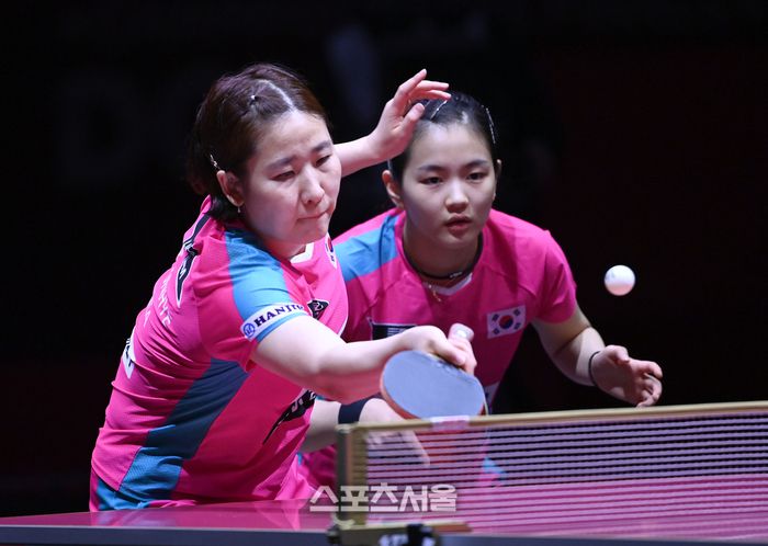 김나영(오른쪽), 이은혜가 17일(현지시간) 카타르 도하 루사일 스포츠 아레나에서 열린 2025 국제탁구연맹(ITTF) 세계선수권대회 여자복식 64강에서 스웨덴 린다 베리스트롬(LINDA BERGSTROM), 크리스티나 켈베리(CHISTINA KALLBERG)조와 경기를 펼치고 있다. 도하(카타르) | 최승섭기자 thunder@sportsseoul.com