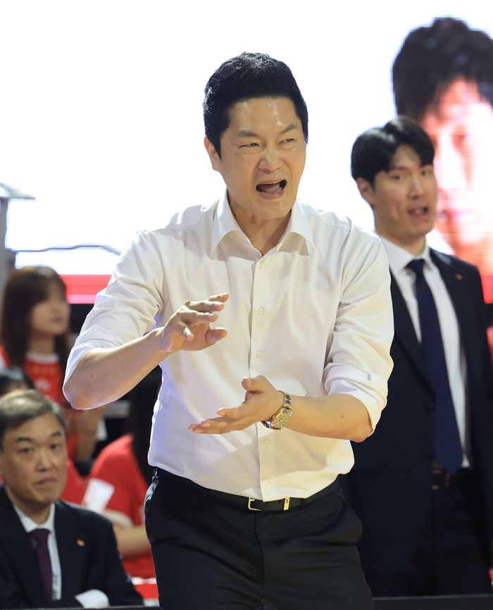 작전 지시하는 SK 전희철 감독. 사진 | 연합뉴스