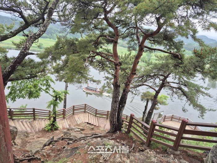 낙화암에서 바라본 백마강과  황포돛단배