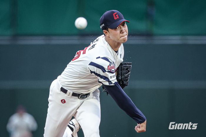 롯데 윤성빈이 20일 부산 사직구장에서 열린 2025 KBO리그 정규시즌 LG전 선발 등판해 힘차게 공을 던지고 있다. 사진 | 롯데 자이언츠