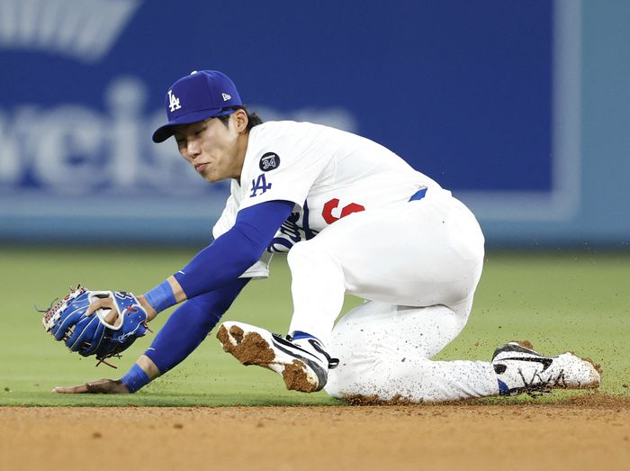 LA 다저스 김혜성이 15일(한국시간) 미국 캘리포니아주 LA 다저 스타디움에서 열린 2025 메이저리그(ML) 오클랜드전에서 타구를 처리하고 있다. 사진 | LA=AFP연합뉴스