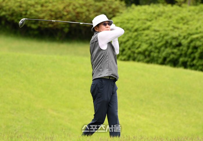 대한축구협회 정몽규 회장이 19일 경기도 용인 코리아CC에서 열린 ‘2025 축구인 골프대회’에서 티샷을 하고 있다. ‘축구인 골프대회’는 대한축구협회, 한국프로축구연맹, 울산 HD, 포항스틸러스가 주최하고 스포츠서울, 스포츠조선, 일간스포츠, 스포츠경향, 스포츠동아, 세계비즈앤스포츠월드 등 스포츠전문 미디어 6개사가 후원한다. 2025. 5. 19. 용인 | 박진업 기자 upandup@sportsseoul.com