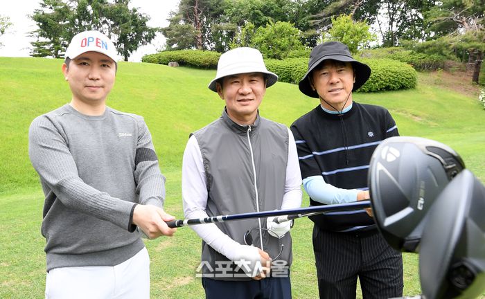 유승민 대한체육회장(왼쪽)과 정몽규 대한축구협회장(가운데), 신태용 대한축구협회 부회장이 19일 경기도 용인 코리아CC에서 열린 ‘2025 축구인 골프대회’에서 기념촬영을 하고 있다. ‘축구인 골프대회’는 대한축구협회, 한국프로축구연맹, 울산 HD, 포항스틸러스가 주최하고 스포츠서울, 스포츠조선, 일간스포츠, 스포츠경향, 스포츠동아, 세계비즈앤스포츠월드 등 스포츠전문 미디어 6개사가 후원한다. 2025. 5. 19. 용인 | 박진업 기자 upandup@sportsseoul.com