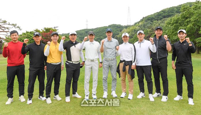 19일 경기도 용인 코리아CC에서 열린 ‘2025 축구인 골프대회’에서 축구팀 감독들이 기념촬영을 하고 있다. 왼쪽부터 광주FC 이정효, 부산 아이파크 조성환 감독, 인천 윤정환 감독, 전남 김현석 감독, 포항 박태하 감독, 대표팀 홍명보 감독, FC서울 김기동 감독, 김포FC 고정운 감독, 서울이랜드 김도균 감독, 수원 삼성 변성환 감독. ‘축구인 골프대회’는 대한축구협회, 한국프로축구연맹, 울산 HD, 포항스틸러스가 주최하고 스포츠서울, 스포츠조선, 일간스포츠, 스포츠경향, 스포츠동아, 세계비즈앤스포츠월드 등 스포츠전문 미디어 6개사가 후원한다. 2025. 5. 19. 용인 | 박진업 기자 upandup@sportsseoul.com