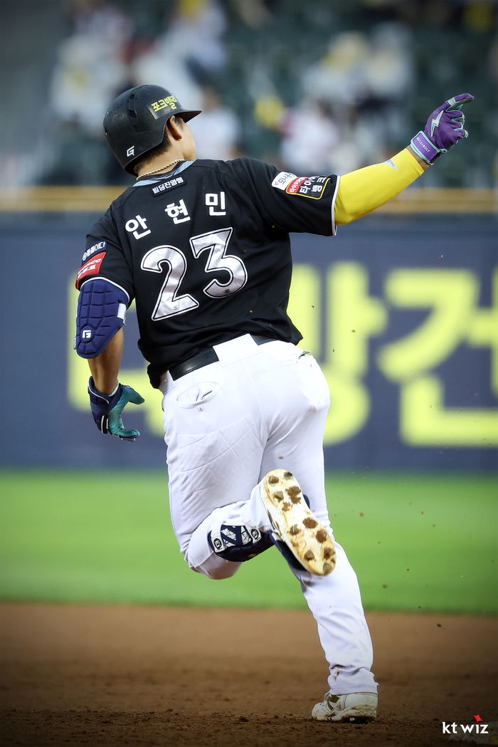 안현민이 홈런을 친 뒤 세리머니를 펼치고 있다. 사진 | KT 위즈