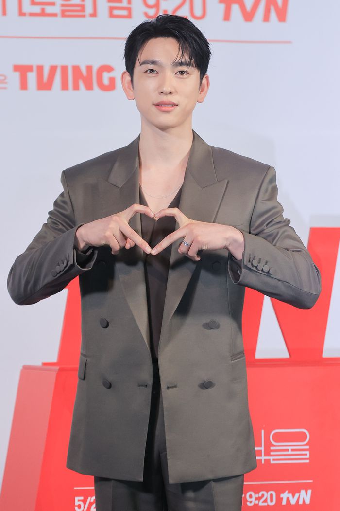 배우 박진영이 21일 서울 영등포구 CGV 영등포에서 열린 tvN 드라마 ‘미지의 서울’ 제작발표회에서 포즈를 취하고 있다. 사진 | 연합뉴스