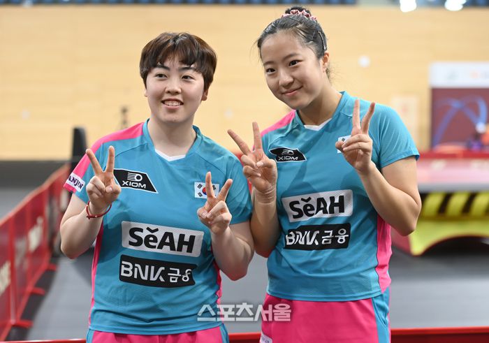 신유빈, 유한나가 20일(현지시간) 카타르 도하 카타르대학교 스포츠 컴플렉스에서 열린 2025 국제탁구연맹(ITTF) 세계선수권대회 여자복식 16강 독일 아네트 카우프만-샤오나 산 조와 경기 후 포즈를 취하고 있다. 2025. 5. 20.  도하(카타르) | 최승섭기자 thunder@sportsseoul.com