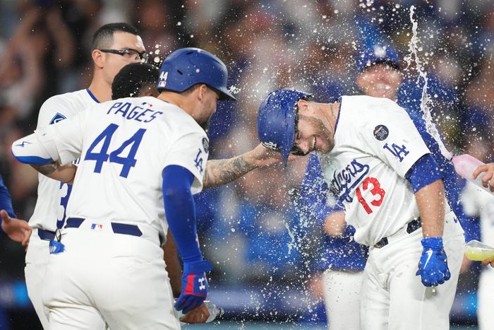 맥스 먼시가 끝내기 희생플라이를 친 뒤 동료들의 축하를 받고 있다. 사진 | AFP 연합뉴스