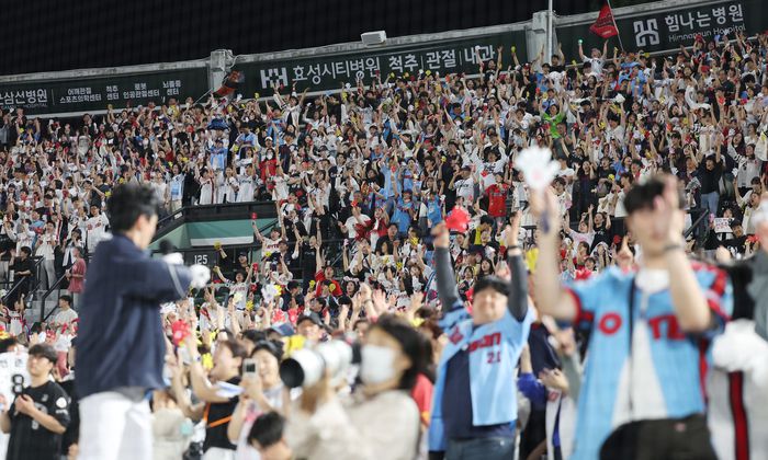 롯데 팬들이 20일 부산 사직구장에서 열린 2025 KBO리그 정규시즌 LG-롯데전서 뜨거운 응원전을 펼치고 있다. 사진 | 연합뉴스