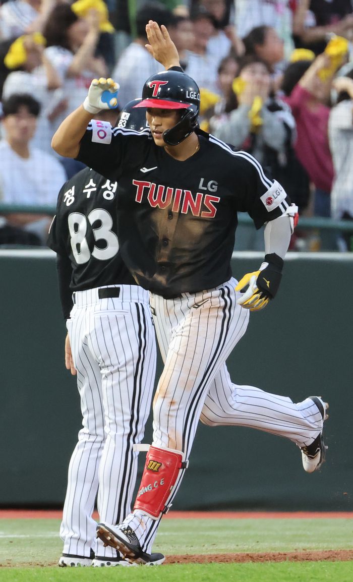 LG 송찬의가 20일 부산 사직구장에서 열린 2025 KBO리그 정규시즌 롯데전 2회초 홈런 후 베이스를 돌고 있다. 사진 | 연합뉴스