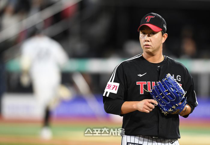 LG 투수 유영찬이 8일 수원케이티위즈파크에서 열린 KT와 2024 KBO리그 준플레이오프 3차전 9회말 1사2루 상대 배정대에 중월홈런을 허용한 후 허탈해하고 있다. 수원 | 최승섭기자 thunder@sportsseoul.com