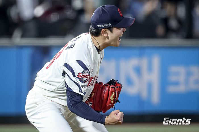 롯데 최준용이 21일 부산 사직구장에서 열린 2025 KBO리그 정규시즌 LG전 이닝 종료 후 포효하고 있다. 사진 | 롯데 자이언츠