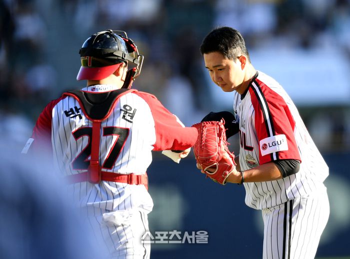 LG 투수 유영찬이 22일 잠실구장에서 열린 2024 KBO리그 두산과 경기 후 포수 박동원과 하이파이브를 하고 있다. 잠실 | 최승섭기자 thunder@sportsseoul.com