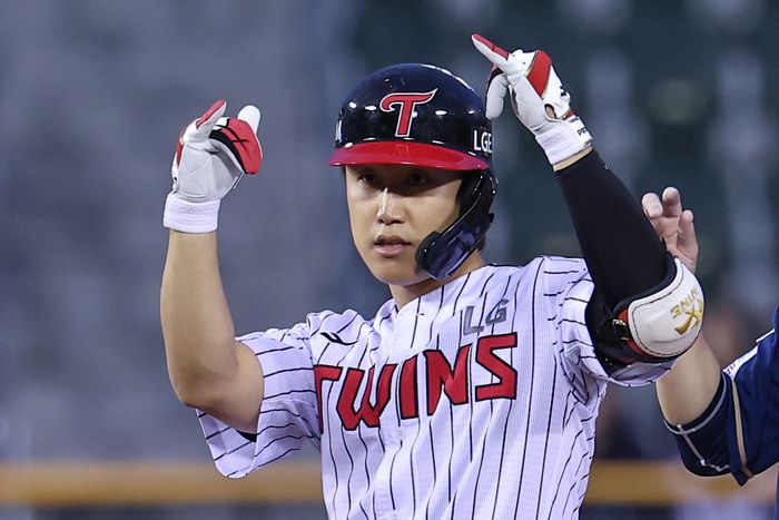 LG 구본혁이 22일 서울 잠실구장에서 열린 2025 KBO리그 정규시즌 NC전서 안타를 친 후 세리머니하고 있다. 사진 | 연합뉴스