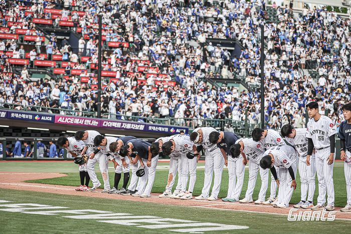 롯데 선수단이 18일 부산 사직구장에서 열린 2025 KBO리그 삼성전 승리 후 팬들에게 인사하고 있다. 사진 | 롯데 자이언츠