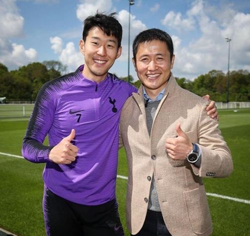 지난 2019년 토트넘 훈련장에서 만난 손흥민(왼쪽)과 이영표. 사진 | 토트넘 SNS