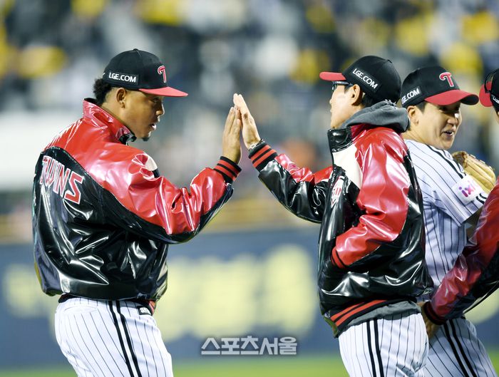 LG 선발투수 에르난데스가 15일 잠실구장에서 열린 2025 KBO리그 삼성과 경기 후 염경엽 감독과 하이파이브를 하고 있다. 잠실 | 최승섭기자 thunder@sportsseoul.com