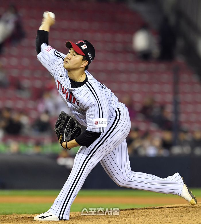LG 트윈스 유영찬이 9일 잠실구장에서 열린 2024 KBO리그 SSG전 9회초 등판해 힘차게 공을 던지고 있다. 유영찬은 1이닝을 무실점으로 막아내며 시즌 8세이브를 기록했다. 잠실 | 박진업 기자 upandup@sportsseoul.com