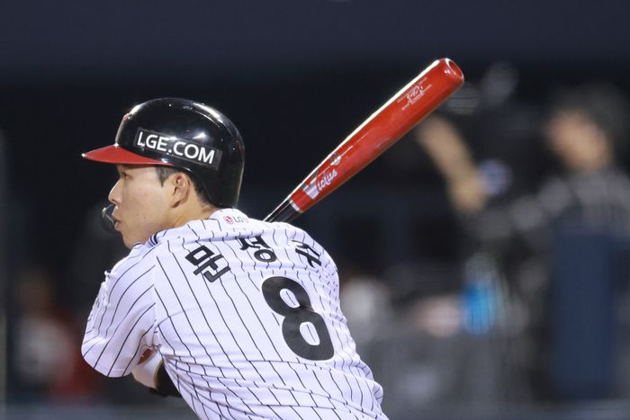 LG 문성주가 26일 서울 잠실구장에서 열린 2025 KBO리그 정규시즌 한화전서 안타를 치고 있다. 사진 | 연합뉴스