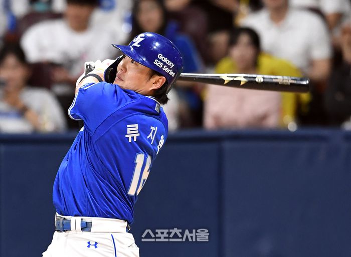 삼성 류지혁이 21일 고척스카이돔에서 열린 2025 KBO리그 키움과 경기 4회초 2사 2,3루 상황에서 키움 선발 하영민을 상대로 2타점 적시타를 치고 있다. 고척 | 박진업 기자 upandup@sportsseoul.com