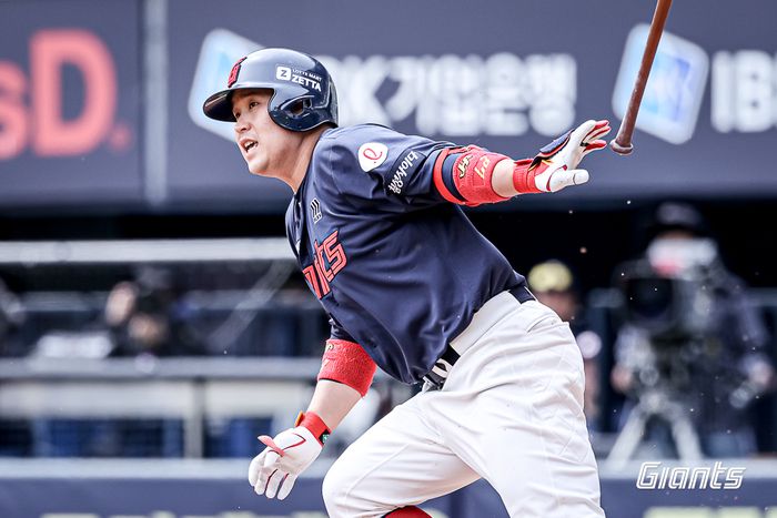 롯데 유강남이 27일 잠실구장에서 열린 2025 KBO리그 두산전에서 타격하고 있다. 사진 | 롯데 자이언츠