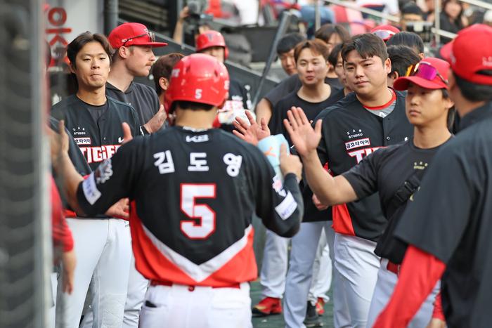 김도영이 홈런을 친 뒤 선수들의 축하를 받고 있다. 사진 | KIA 타이거즈