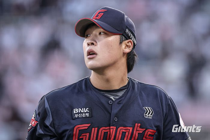 롯데 이민석이 11일 수원케이티위즈파크에서 열린 2025 KBO리그 정규시즌 KT와 더블헤더 2차잔서 이닝을 마치고 내려오고 있다. 사진 | 롯데 자이언츠