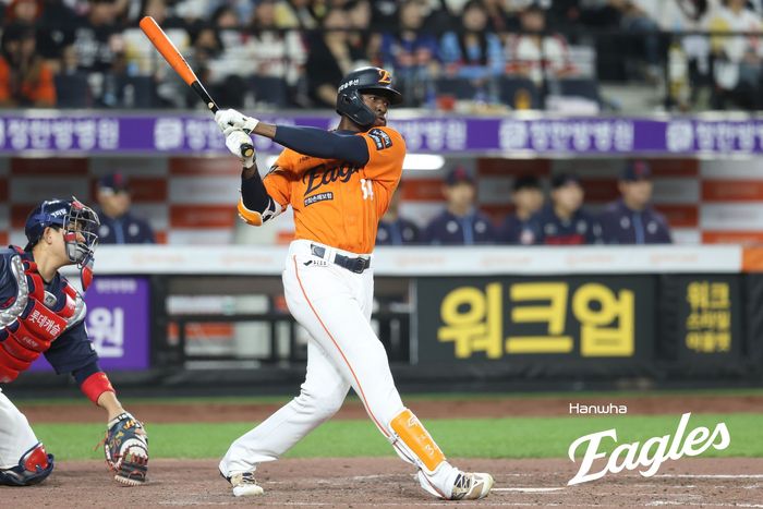한화 플로리얼이 23일 대전 한화생명 볼파크에서 열린 2025 KBO리그 정규시즌 롯데전에서 안타를 때리고 있다. 사진 | 한화 이글스