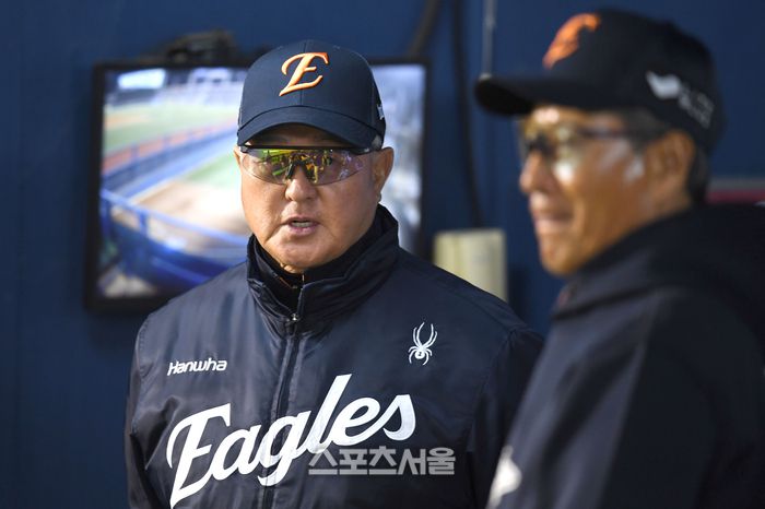 한화 김경문 감독이 경기를 지켜보고 있다. 잠실 | 최승섭기자 thunder@sportsseoul.com